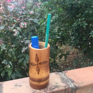 Porta-lápis de bambu decorado (tipo 1)